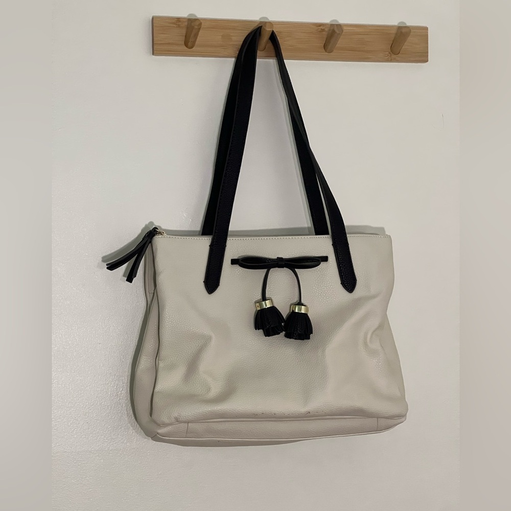 Vintage Liz Claiborne Cream & Black Pebbled Tote w/ bow & Tassels detail flawed